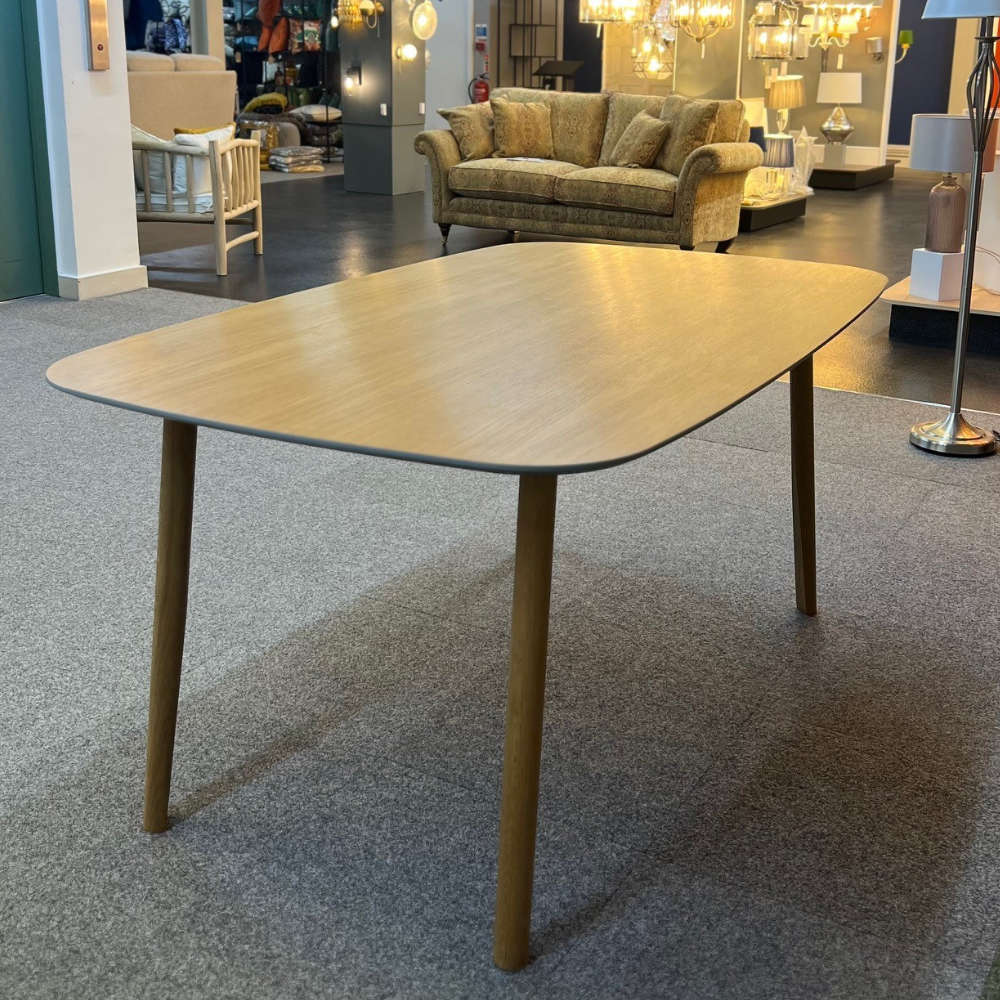 Flusso Oval Dining Table